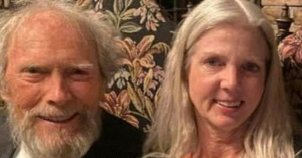 Clint Eastwood annuncia la morte della compagna Christina Sandera: “Era adorabile e premurosa, e mi mancherà molto”
