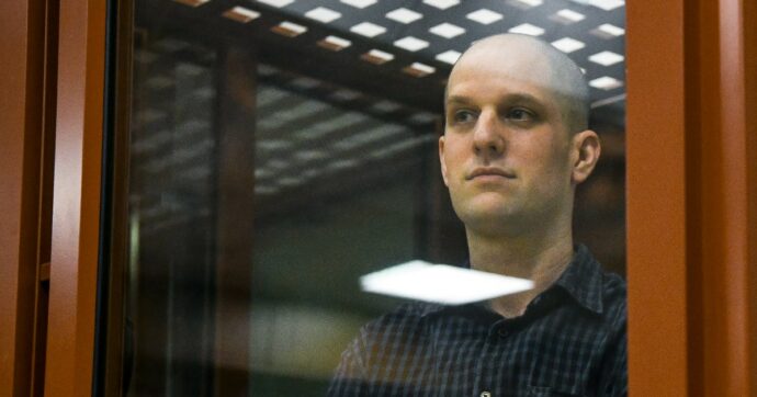 Russia, il giornalista del Wsj Evan Gershkovich condannato a 16 anni di carcere duro per spionaggio. Usa: “Processo farsa”