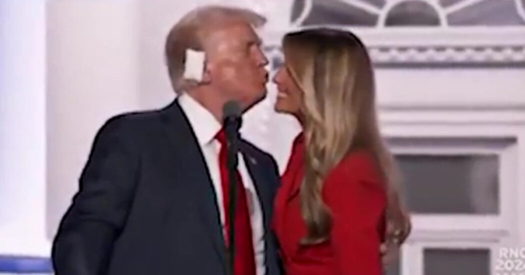 Trump prova a baciare Melania sul palco di Milwaukee, la reazione dell’ex first lady è virale