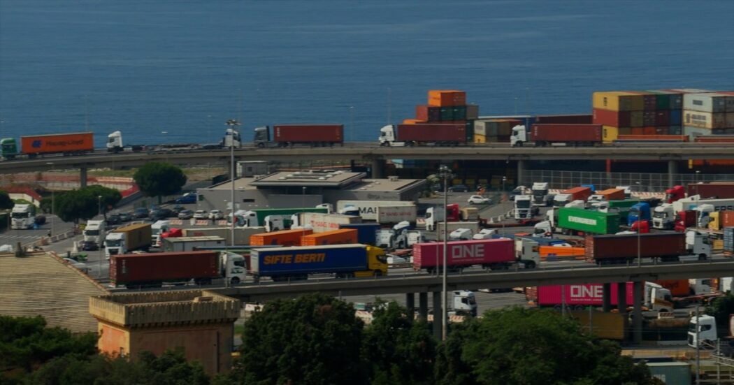 Traffico in tilt e lunghe code di tir al Porto di Pra’ di Genova: guasto informatico al sistema del terminal – Video