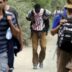 Copertina di Migranti, proposta della Commissione Ue per facilitare l’espulsione dei richiedenti. Amnesty: “Cinica”