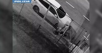 Copertina di Si avvicinava alle vittime in bicicletta e le palpeggiava fino a strappare gli slip: aggressore sessuale seriale fermato a Ferrara – Video