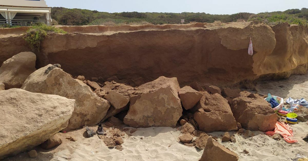 Rocce si staccano da una scogliera e travolgono una neonata di due mesi: la bimba muore in spiaggia sotto gli occhi del papà