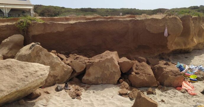 Copertina di Rocce si staccano da una scogliera e travolgono una neonata di due mesi: la bimba muore in spiaggia sotto gli occhi del papà