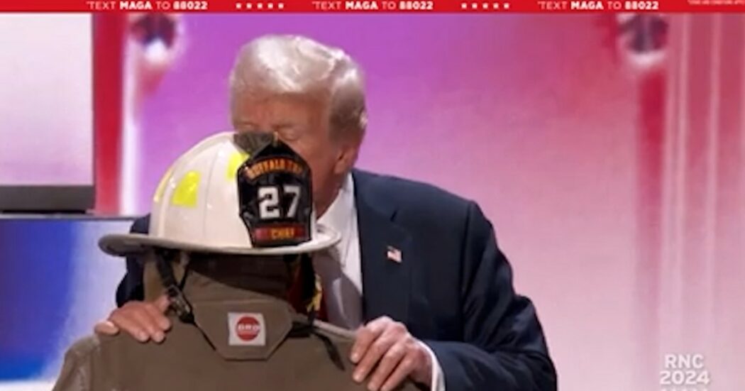 L’omaggio di Trump al pompiere ucciso durante l’attentato, fa portare sul palco la divisa da vigile del fuoco e bacia l’elmetto – Video