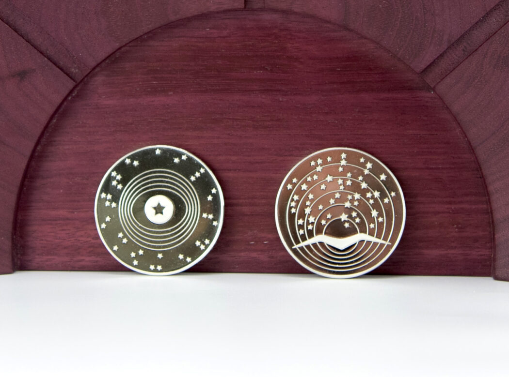 Una medaglia per celebrare le Olimpiadi di Parigi e i 200 anni del Braille: l’arte di Fulvio Morella vola oltre i limiti con “Ailes de Mouette”