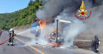 Copertina di Tredici chilometri di coda sulla A1 per incendio di un tir: proteste per la mancata assistenza