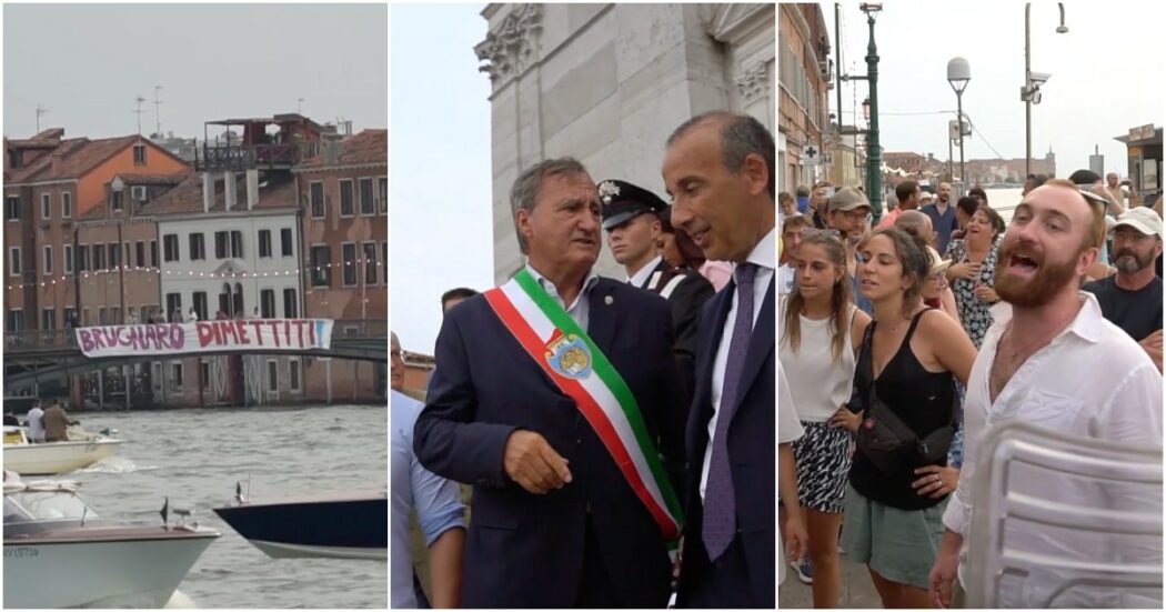 Venezia, Brugnaro contestato all’inaugurazione del ponte votivo per il Redentore. Appeso lo striscione contro il sindaco: “Dimettiti”