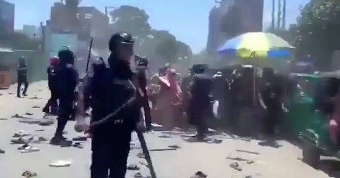 Copertina di Continuano i disordini in Bangladesh, scontri tra manifestanti e polizia: gli agenti aprono il fuoco a Dacca. Il video