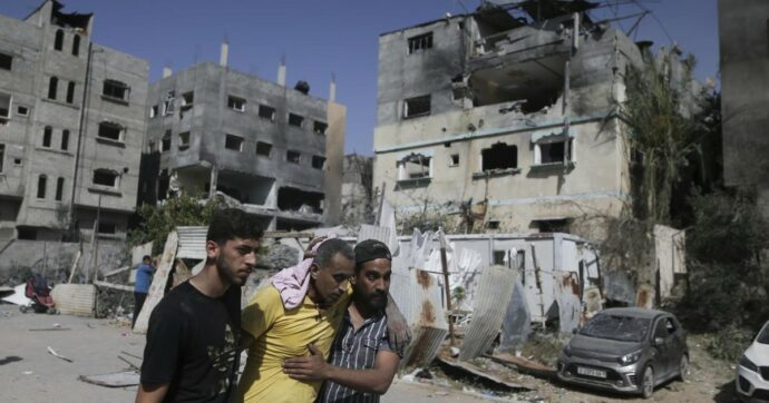 Gaza: nuova ondata di attacchi israeliani, colpito anche il campo profughi di Nuseirat. Almeno 27 vittime