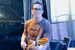 Copertina di Un fan bagnato si avvicina e lo abbraccia durante il concerto: il cantante Ayres Sasaki muore fulminato sul palco. Aveva 35 anni