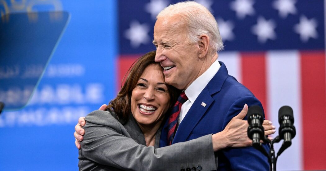 Biden si ritira dalla corsa alle elezioni Usa e lancia Kamala Harris: “Lascio, mi concentrerò sulla fine del mio mandato”