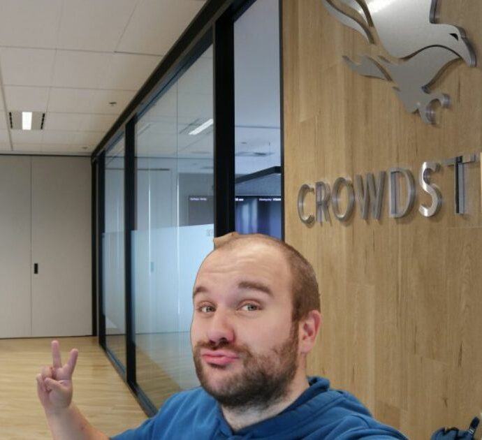 “Sono stato io a causare il blackout Microsoft, era il mio primo giorno di lavoro. Ora mi hanno licenziato”: così Vincent Filibustier ha ingannato milioni di persone