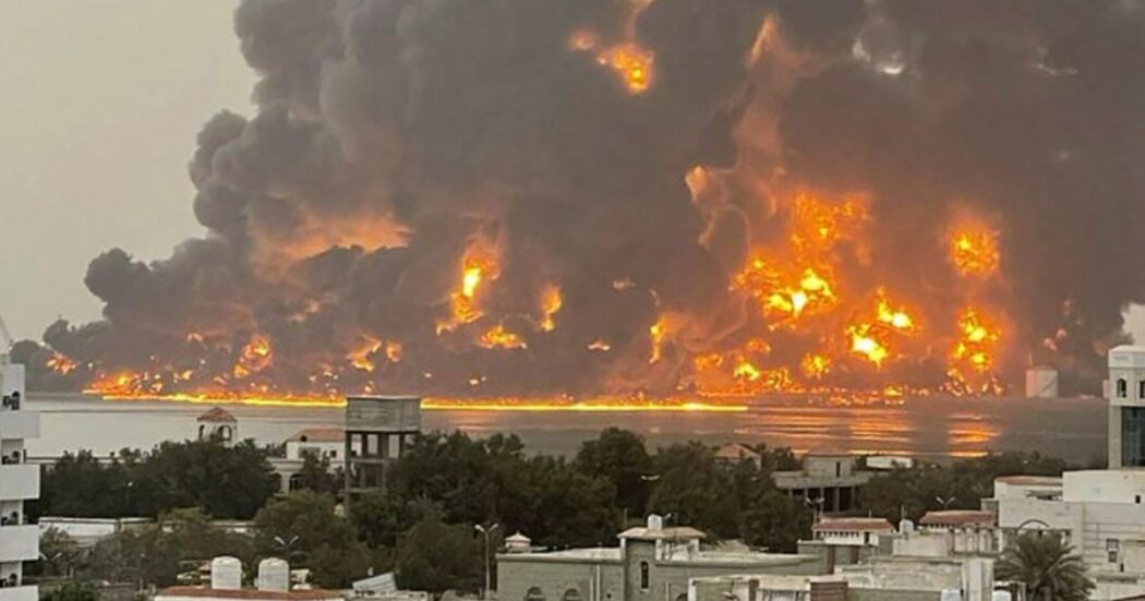 Attacco israeliano sulla città yemenita di Hodeida: le immagini del porto in fiamme (video)