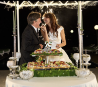 Copertina di Benedetta Parodi festeggia i 25 anni di matrimonio con Fabio Caressa: “Ho rimesso l’abito da sposa originale”