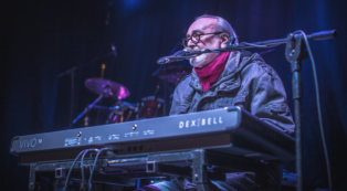 Copertina di È morto Massimo Brunetti, storico tastierista della band I Camaleonti. Il collega Livio Macchia: “Anche tu hai voluto chiudere la porta al mondo”