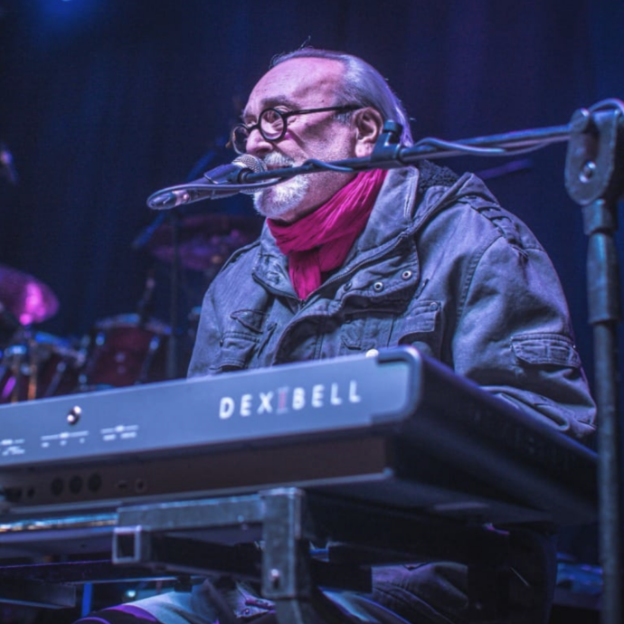 È morto Massimo Brunetti, storico tastierista della band I Camaleonti. Il collega Livio Macchia: “Anche tu hai voluto chiudere la porta al mondo”