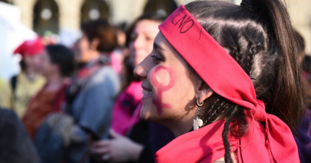 “Eccoci al Centro evitamento violenze sessuali. Mi raccomando, ragazze, non denunciate!”