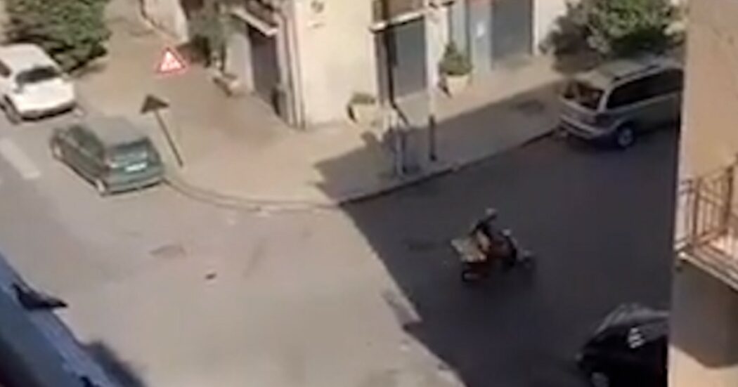 Palermo, ruba una panchina da un’area pubblica e la porta via con lo scooter: il video