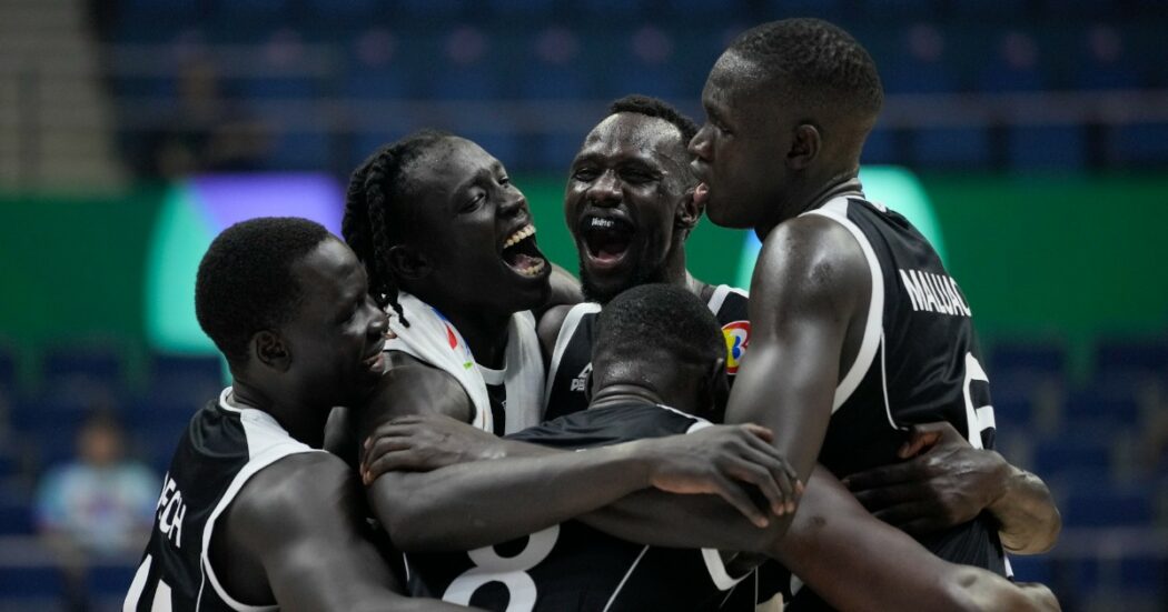 Il Paese più povero del mondo a Parigi 2024: il Sud Sudan di basket spaventa anche gli Usa. “Ci allenavamo su campi allagati”