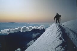 Copertina di La montagna va oltre il mondo pittoresco che la retorica di città le ha assegnato: rovesciamo lo sguardo!