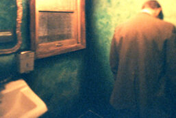 Copertina di Credi di fare pipì nel modo giusto? Forse ti sbagli: ecco il grande errore che (quasi) tutti fanno