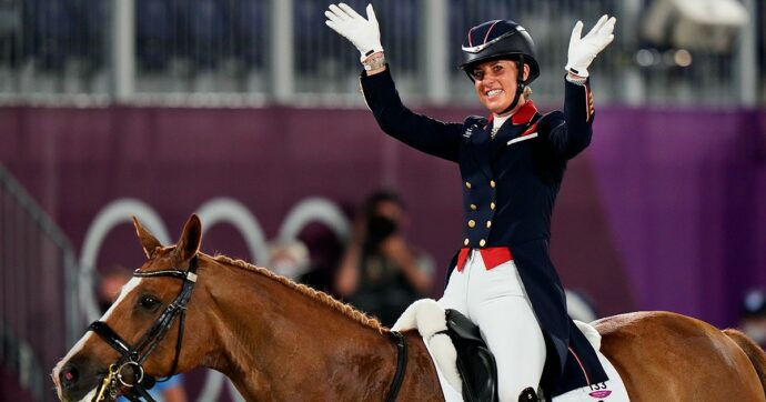 La stella dell’equitazione Charlotte Dujardin lascia Parigi: è indagata per maltrattamenti sui cavalli. “Non ho scuse”, ma è recidiva