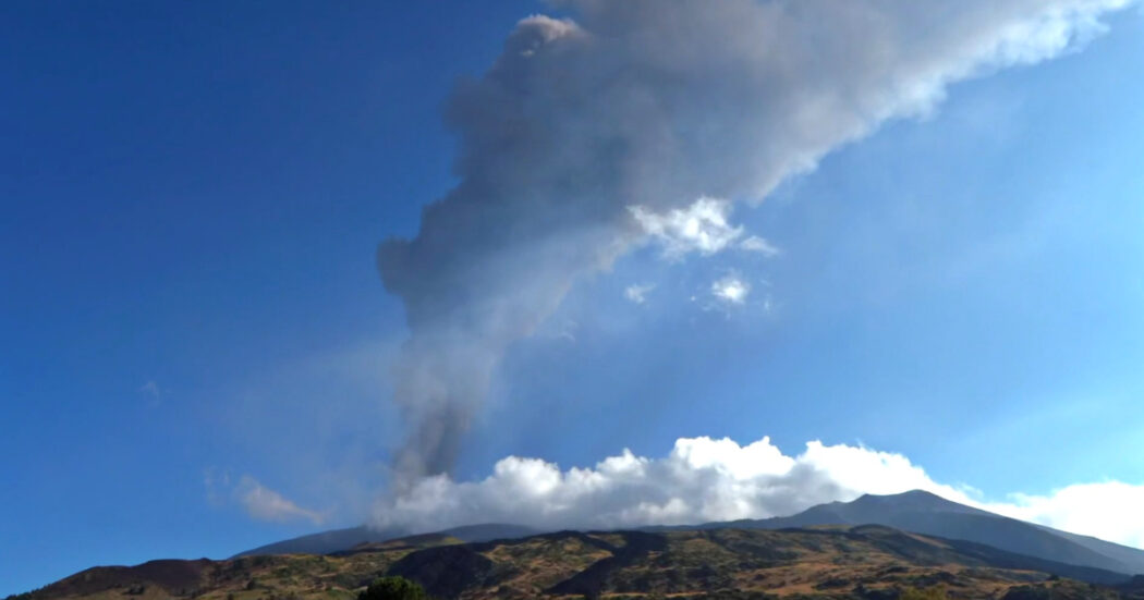 Etna in eruzione, l’attività stromboliana nel cratere centrale: la nube visibile a chilometri di distanza