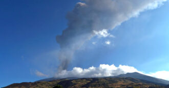 Copertina di Etna in eruzione, l’attività stromboliana nel cratere centrale: la nube visibile a chilometri di distanza