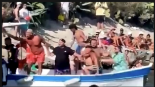 Copertina di Urla, schiaffi e pugni per salire sulla barca, scatta la rissa tra tiktoker a Bacoli: “Una scena impietosa” – VIDEO
