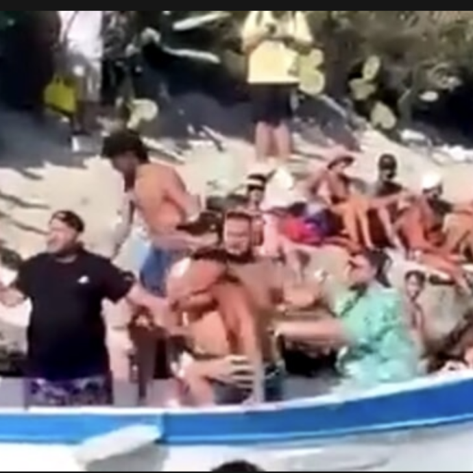 Urla, schiaffi e pugni per salire sulla barca, scatta la rissa tra tiktoker a Bacoli: “Una scena impietosa” – VIDEO