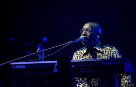 Copertina di Greg Phillinganes dei Toto ha avuto un malore sul palco durante un concerto a Ostuni: è stato portato in ospedale. Cancellata la data di Padova