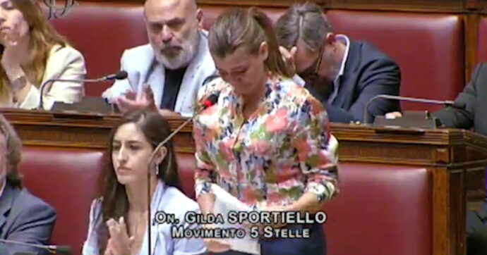 Copertina di Crollo Scampia, le lacrime della deputata Sportiello (M5s) in Aula: “A pagare sono sempre le persone più fragili. Io sono nata lì”