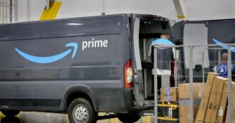 Copertina di Amazon, il “sistema piramidale” e le cooperative che “esistono solo per fornire manodopera a basso costo”