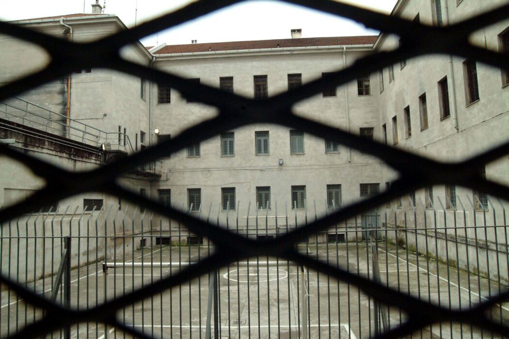 Rivolta nel carcere di Gorizia. Detenuti appiccano il fuoco ai materassi: una decina di intossicati, nessuno è grave