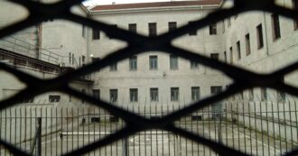 Copertina di Rivolta nel carcere di Gorizia. Detenuti appiccano il fuoco ai materassi: una decina di intossicati, nessuno è grave