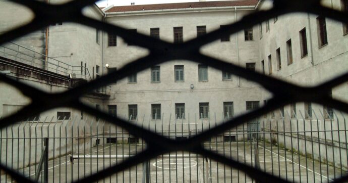 Rivolta nel carcere di Gorizia. Detenuti appiccano il fuoco ai materassi: una decina di intossicati, nessuno è grave