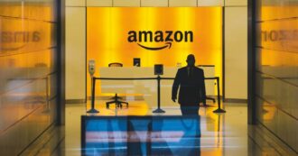 Copertina di Amazon, addio allo smart working dal 2025. L’ad Jassy: “Si rientra in ufficio per cinque giorni a settimana salvo eccezioni”