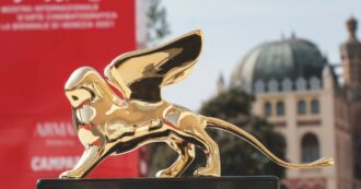 Copertina di A Venezia tra sesso, stelle e serie c’è voglia di stupire