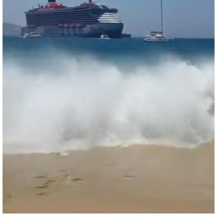 Traghetto causa un’onda anomala che travolge i bagnanti in spiaggia: spazzati via lettini e ombrelloni, due costole rotte per una turista