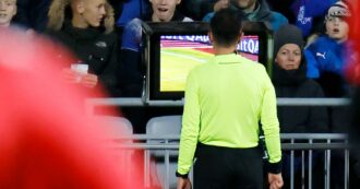 Copertina di Lanciano crocchette di pesce in campo e l’arbitro sospende la partita: la protesta dei tifosi norvegesi contro il Var