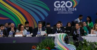 Copertina di G20, approvato il documento fondante dell’Alleanza globale contro la fame e la povertà: “Serve una tassa sui super ricchi”