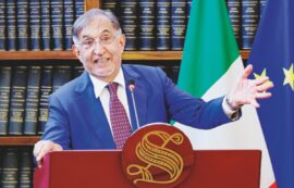 Copertina di Casa Pound. La Russa sa dell’art. 16  della Costituzione? Sembra di no