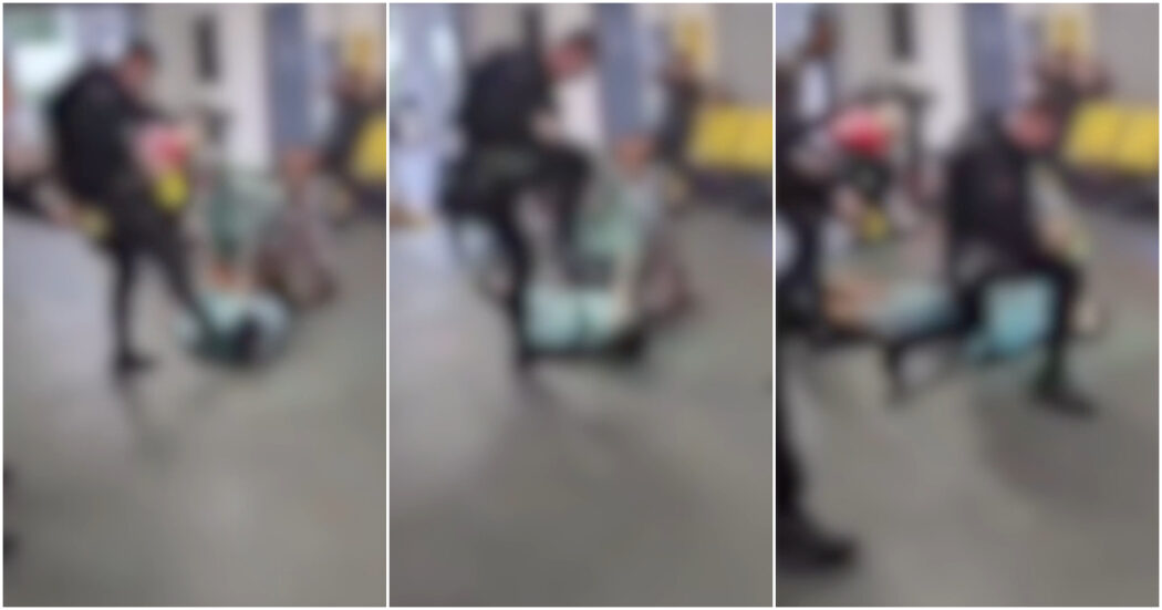 Agente prende a calci in testa un uomo all’aeroporto di Manchester. La polizia: “Siamo stati aggrediti”. Il video