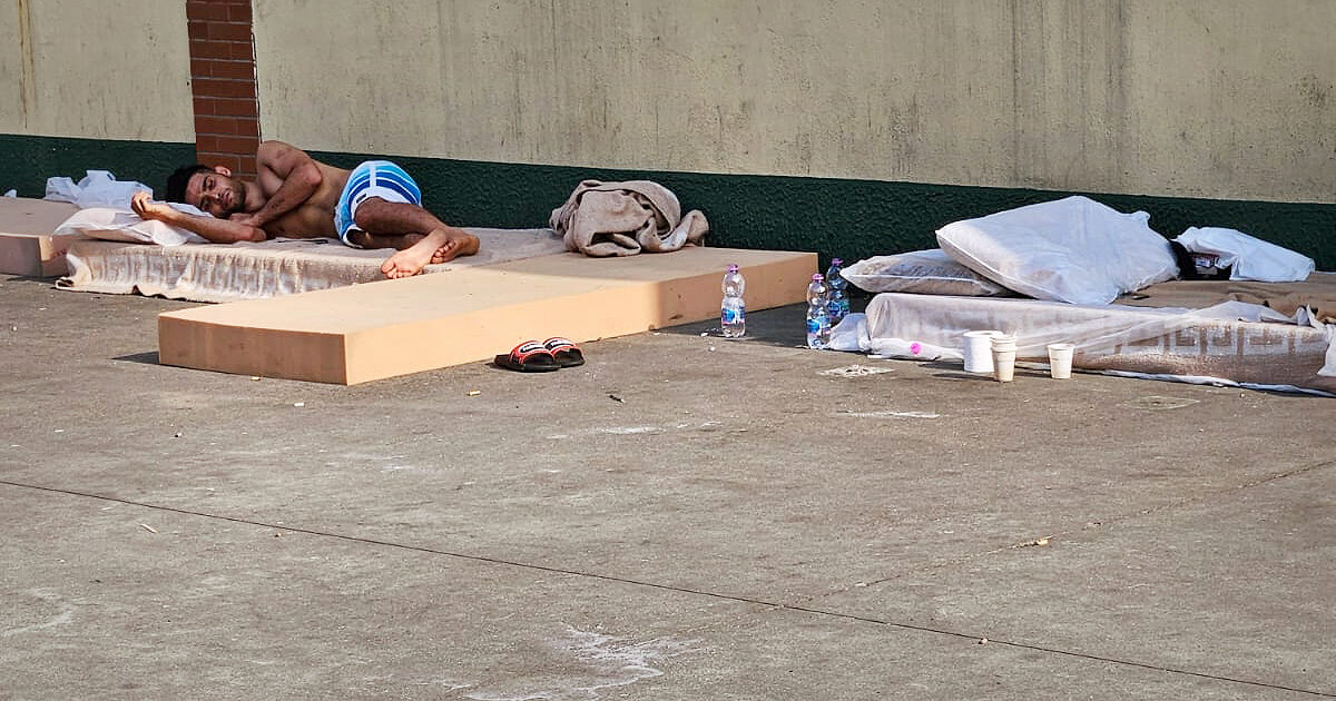 Centri per il rimpatrio come forni: “40 gradi, frigo rotti, acqua bollente e tentati suicidi: il prossimo dramma? Solo questione di tempo”