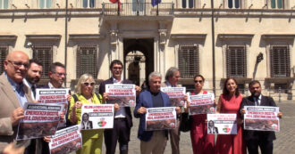 Copertina di Siccità, la protesta di Bonelli e Fratoianni davanti a Palazzo Chigi: “In Sicilia manca l’acqua, la situazione è disastrosa ma Meloni tace”