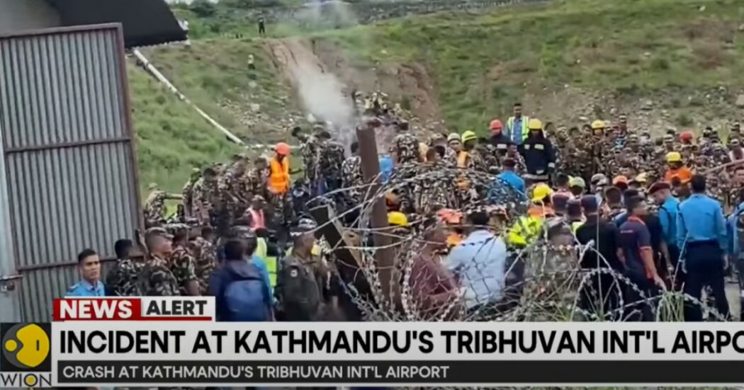 Nepal, aereo passeggeri precipita durante il decollo a Kathmandu. “C’erano 19 passeggeri”
