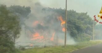 Copertina di Maxi-incendio nel bosco di Vieste: 1.200 persone evacuate, anche con le motobarche. Ipotesi origine dolosa: aperta un’inchiesta