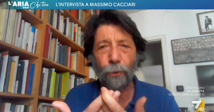 Copertina di Cacciari contro autonomia e premierato: “Ballon d’essai di persone ignoranti”. E si rivolge a Pd e M5s: “Basta dire no, fate proposte”. Su La7