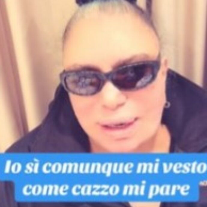 “Io mi vesto come caz** mi pare. E voi donne, a 60, 70 anni… Mettete la minigonna più corta che avete, come me”: la risposta all’hater di Loredana Berté